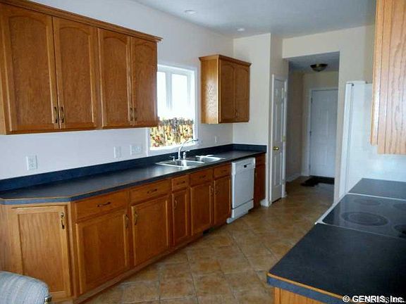 5th image of 135 Stewart Pl