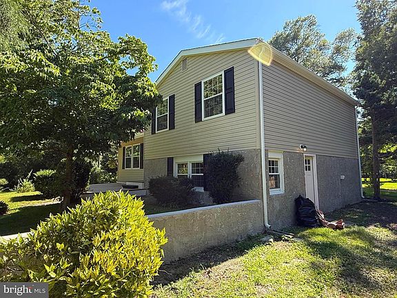 3rd image of 1545 E Buckshutem Rd