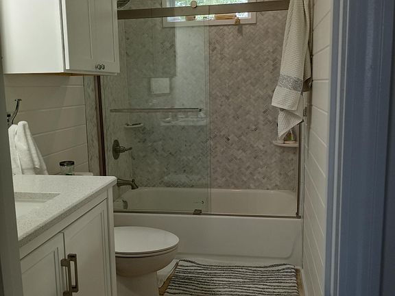5th image of 119 Oak Gardens Ave