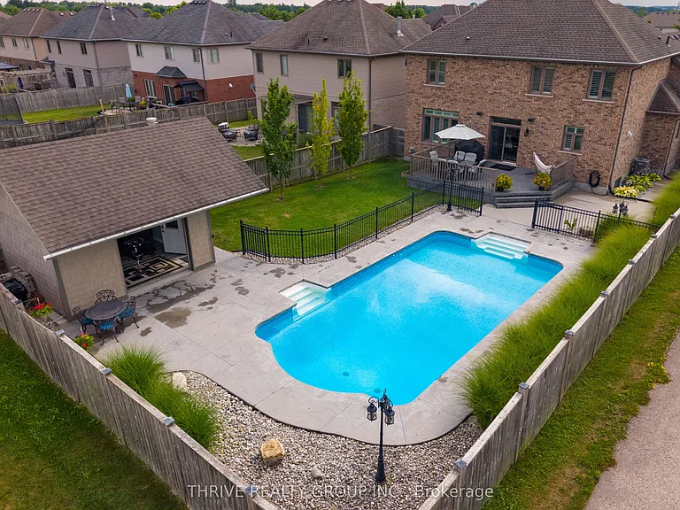 12 Ashwood Cres — Photo 34