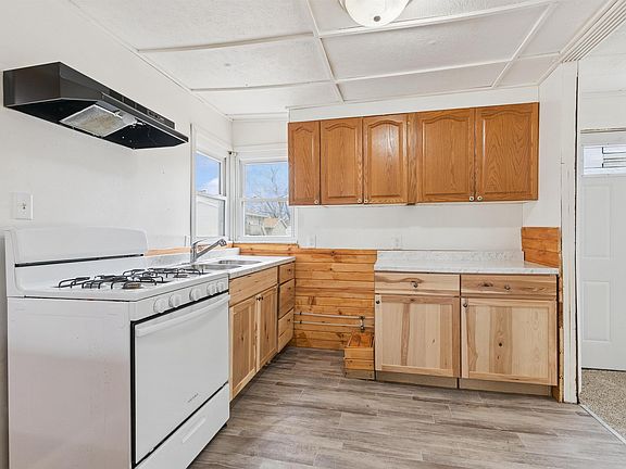 3rd image of 912 Jones Rd