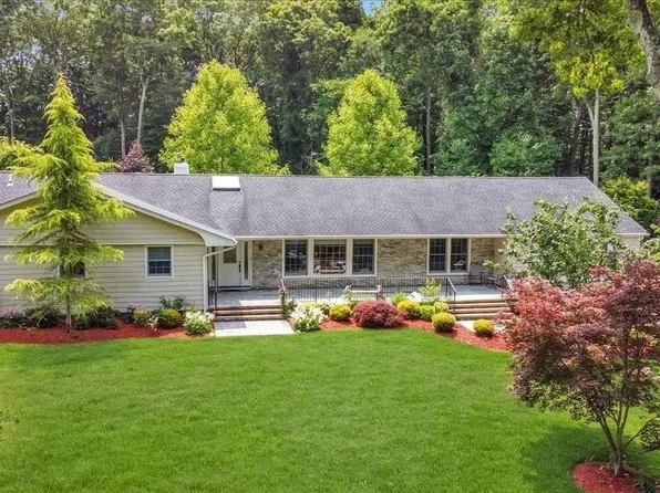 6 Debbie Court, Dix Hills, NY 11746