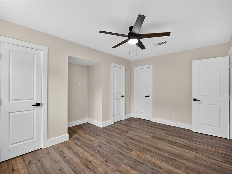 913 Russell Ln — Photo 17