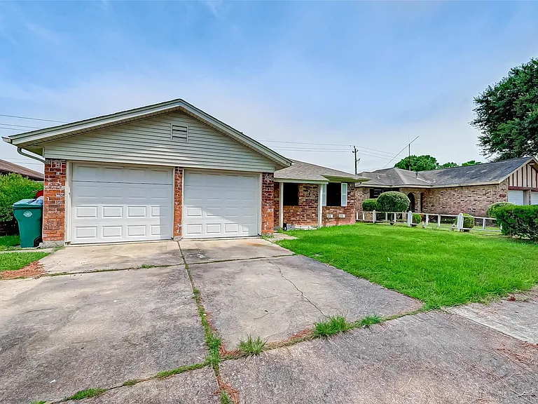 4739 Parkland St — Photo 2
