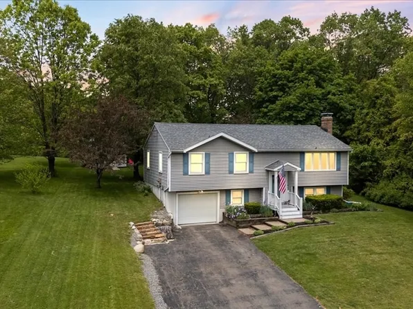 17 Nottingham Ln, Haverhill, MA 01835