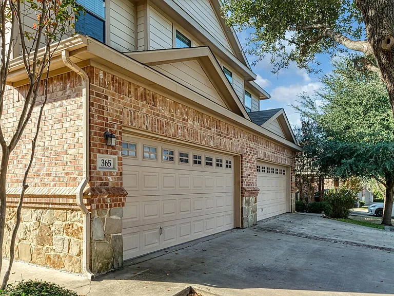 365 Orbit Dr — Photo 2