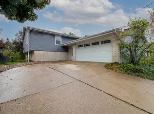 3033 Ann Dr, Bloomington, IL