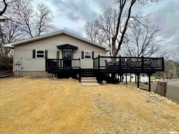 2346 N 11th St, Clinton, IA 52732