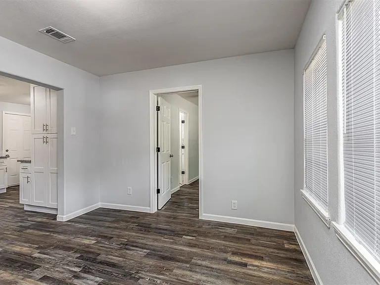 219 W Adoue St — Photo 4