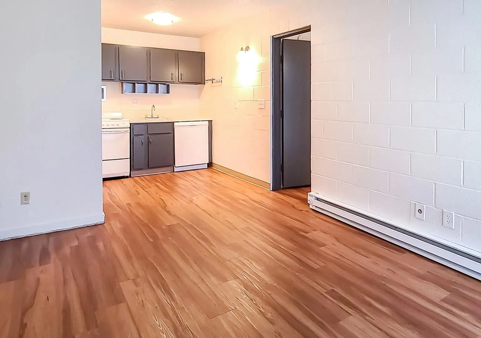 Stewart Apartments (Wes02) — Photo 1
