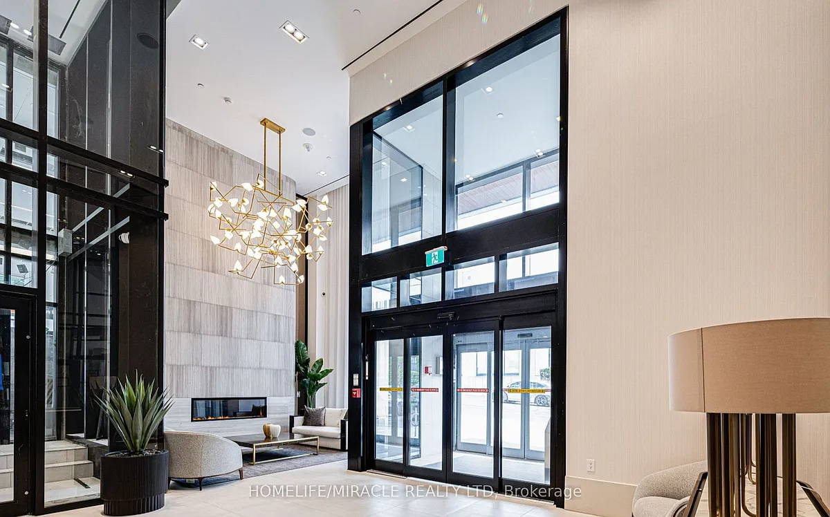 Building Photo - 2020 Bathurst St #1801