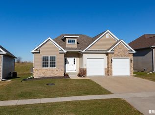 82 Cobblestone Ln, Le Claire, IA 52753