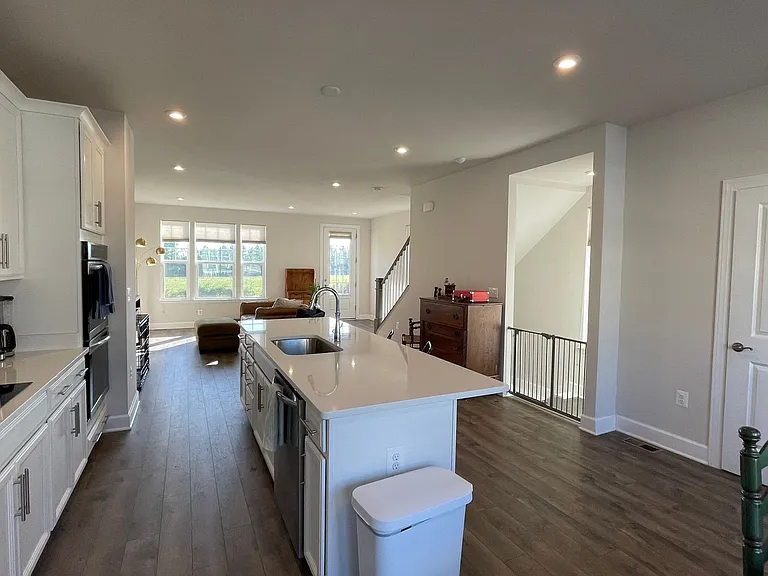 1812 Briscoe Ln — Photo 10