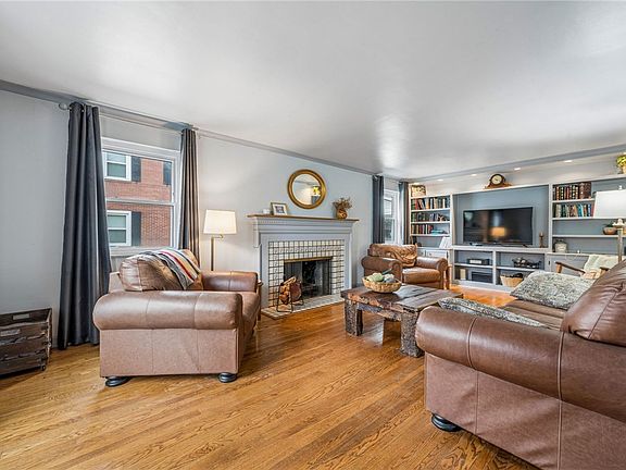 4th image of 811 Spring St