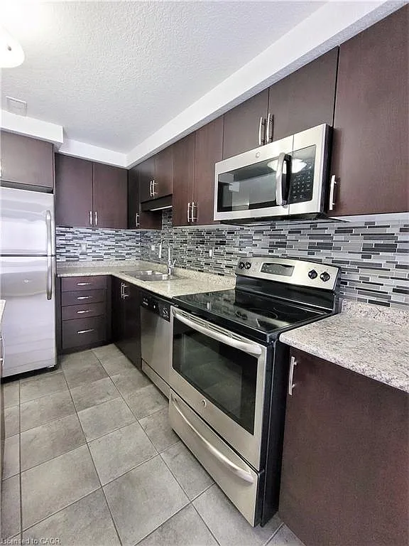 2 bed, 1.5 bath, 837 sqft, $2,200 — Photo 2