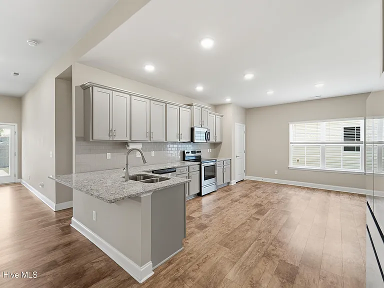 755 Greenwich Pl — Photo 11