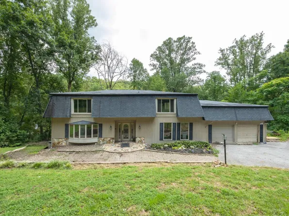 111 Benjamin Dr, Dunbar, WV 25064