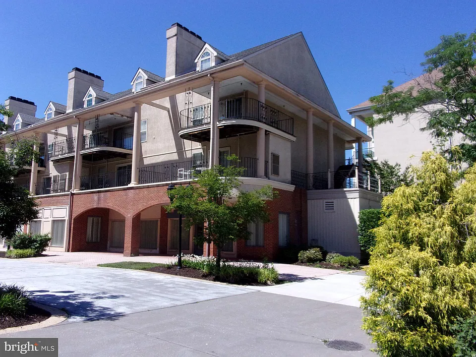 4038 Main St
