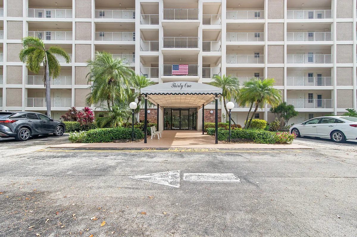 Building Photo - 2901 S Palm Aire Dr #501