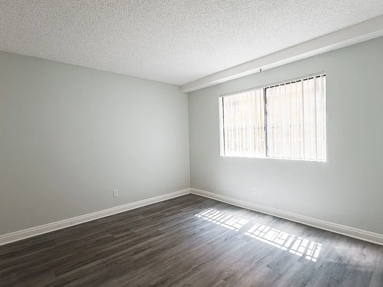 226 South Serrano — Photo 18