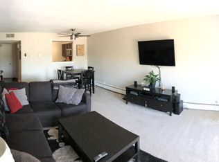 15 Huntington Cir APT 11, Naperville, IL 60540