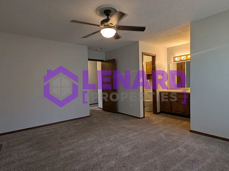2111 S Western Ave — Photo 10