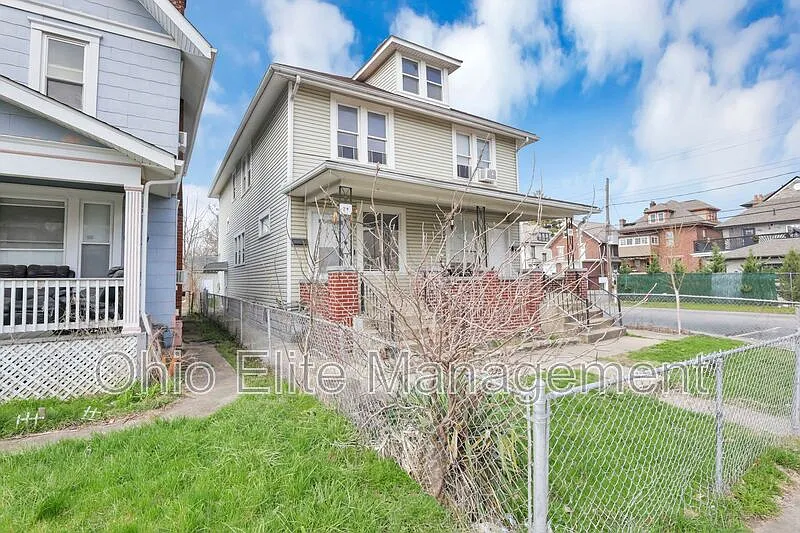 3 bed, 1.0 bath, 1144 sqft, $1,240 — Photo 4