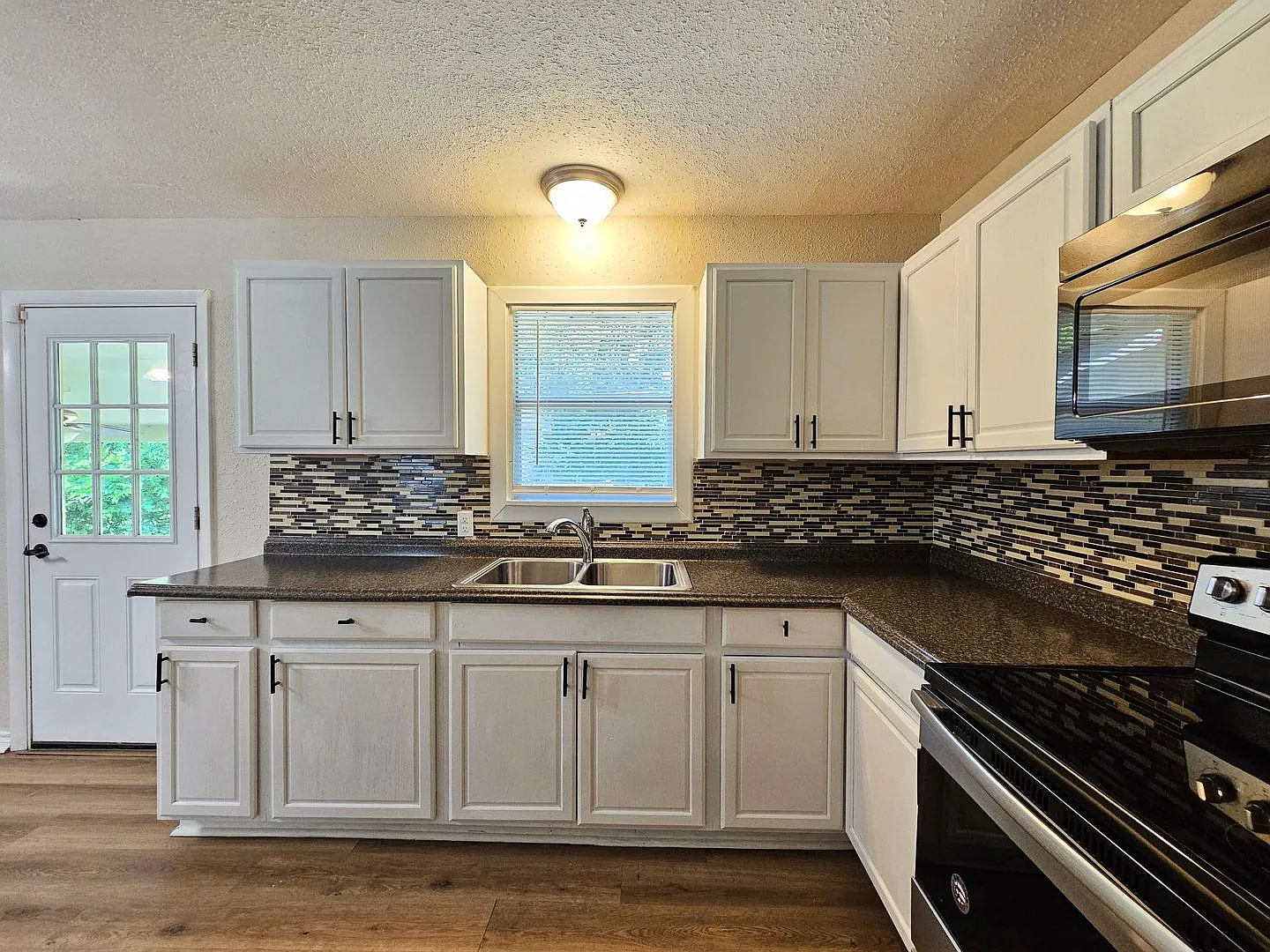 Huge Price Reduction & Ready For Move In - Available Now! — Photo 4