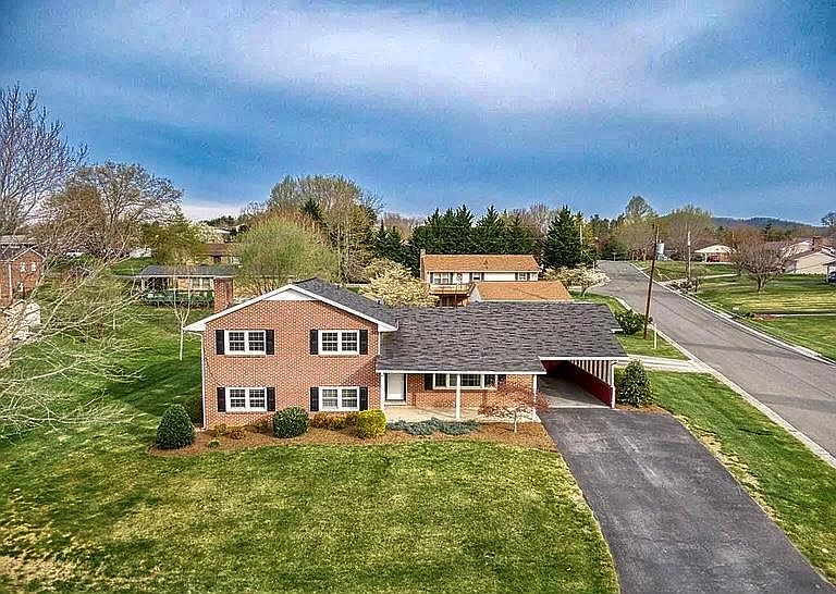 1st image of 690 Mountain View Dr