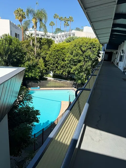 Sunset Lanai Apartments — Photo 1