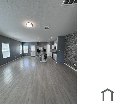 4 bed, 2394 sqft, $2,300 — Photo 2