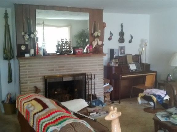3rd image of 832 Waveland Ave