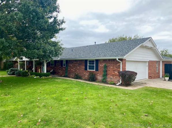 1023 Oak Dr, Sulphur, OK 73086