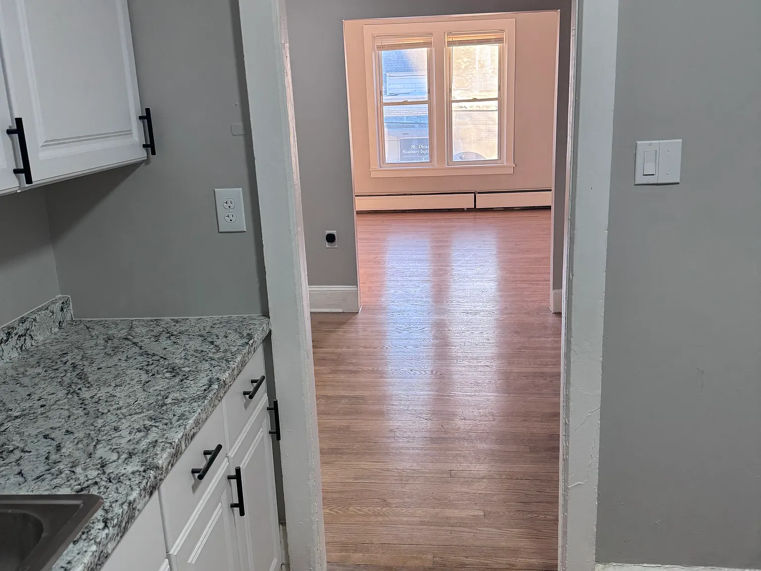 2 bed, 1000 sqft, $1,550 — Photo 4