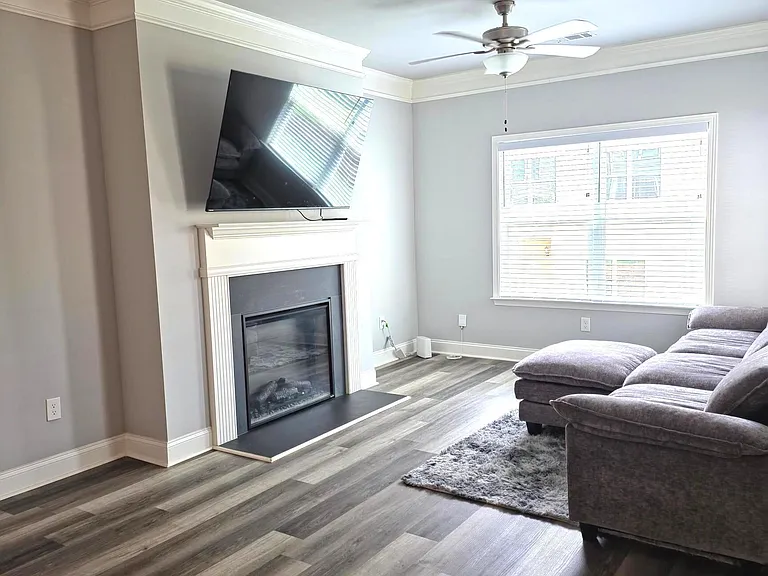 430 Village Creek Dr #B — Photo 11