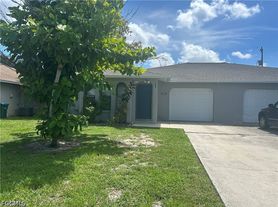 215-217 SE 23rd Pl, Cape Coral, FL