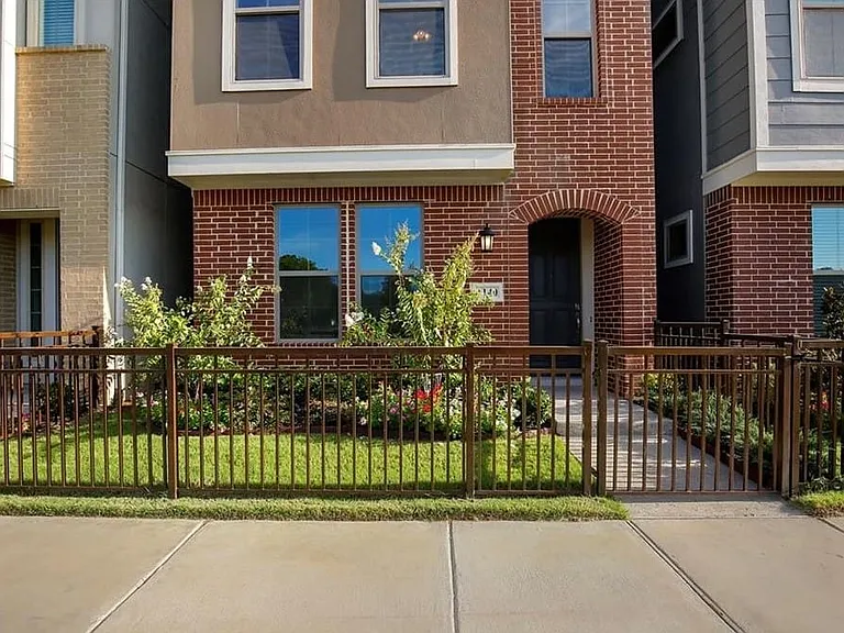 1140 Manacor Ln — Photo 2