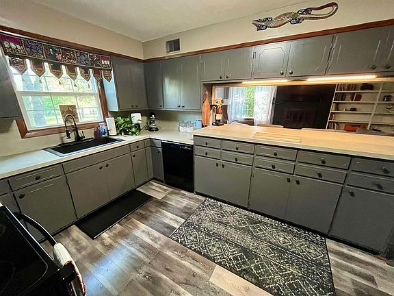 3rd image of 301 Willow Rd
