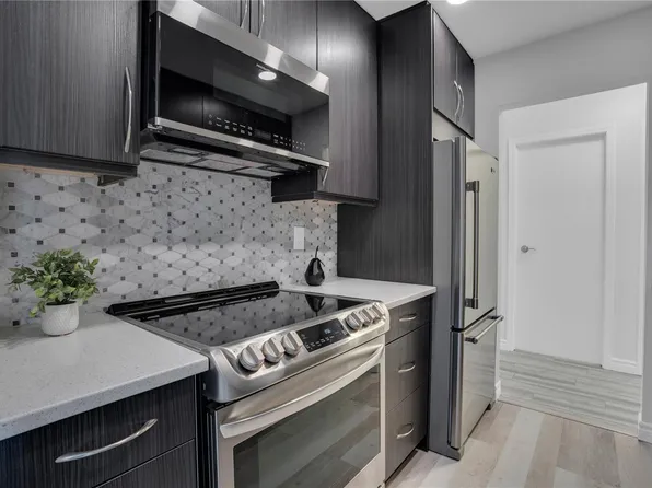 1436 Harrison St #408, Victoria, BC V8S 3S2