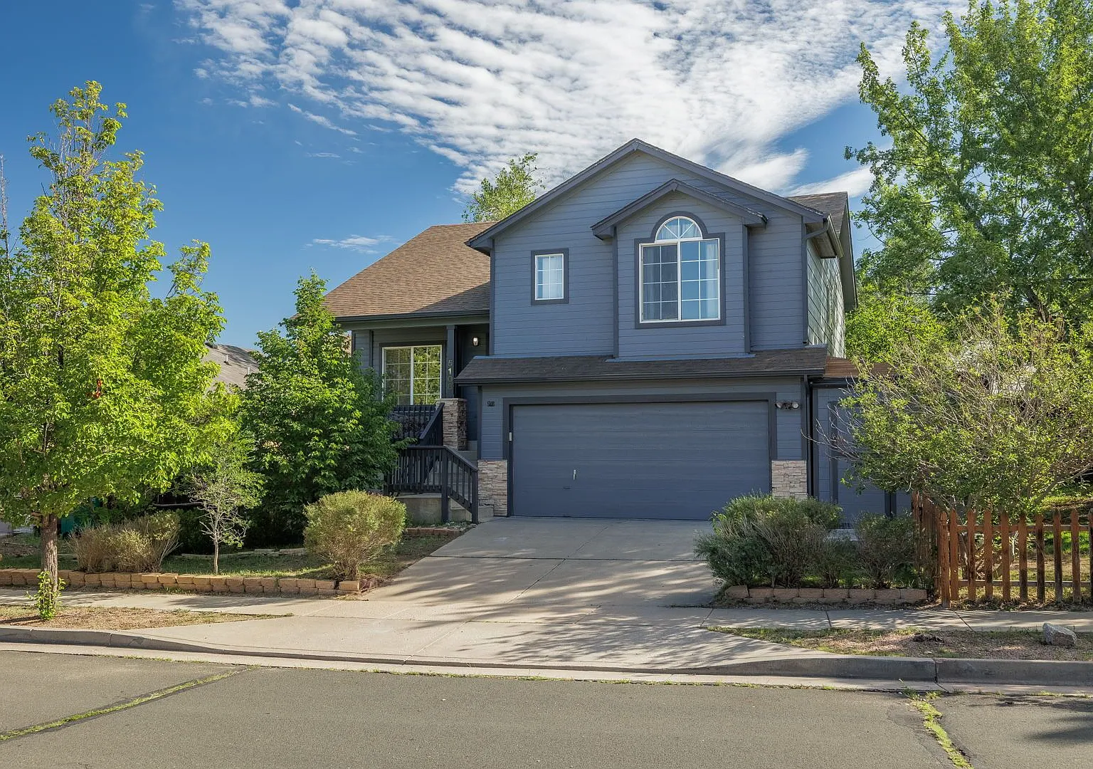 Lovely 4 bedroom home on large lot — Photo 1
