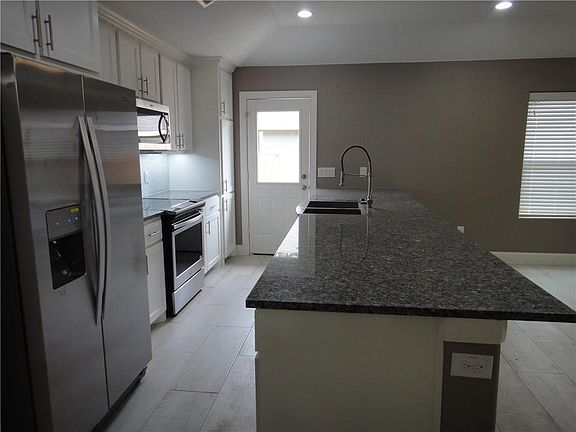 4th image of 709 W Hull St #6/30