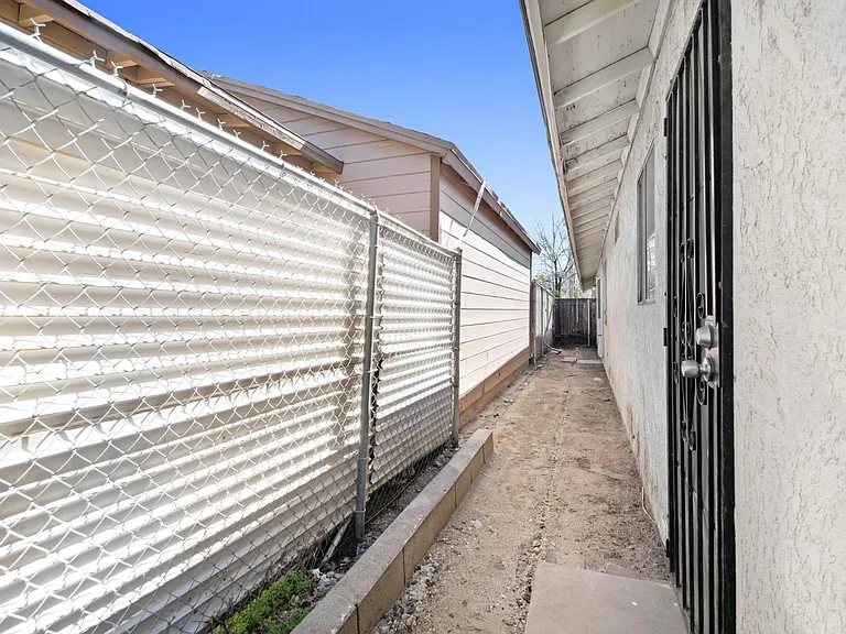 4039 Lorraine Dr #5 — Photo 15