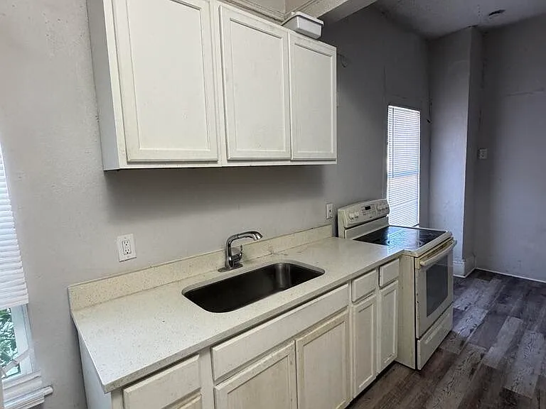 1050 W 8th St — Photo 15