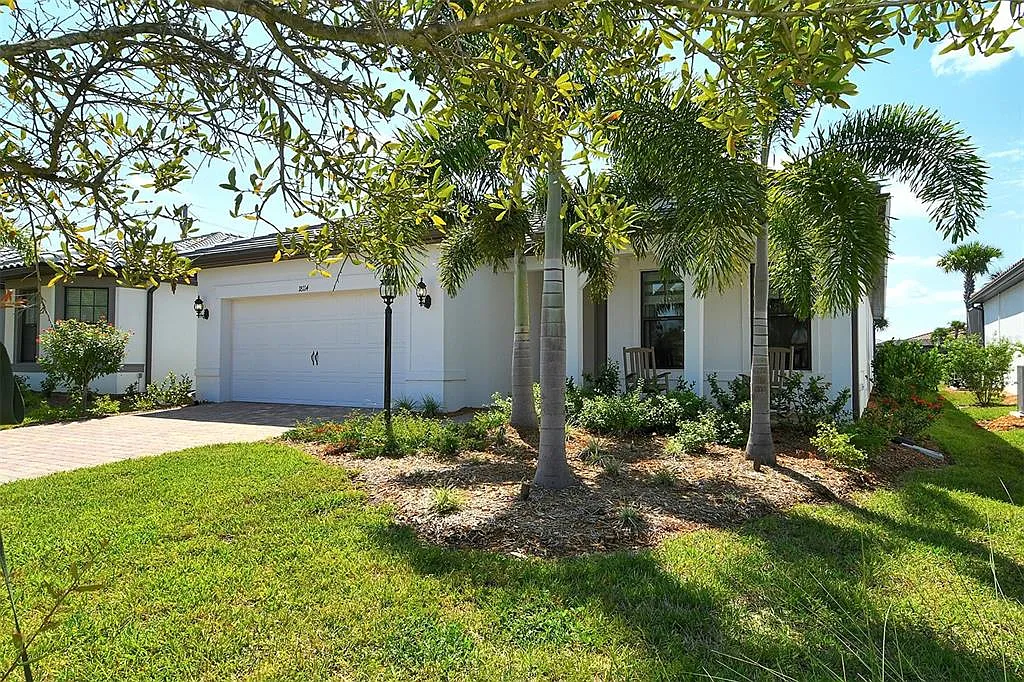 3 bed, 2.0 bath, 2054 sqft, $10,000 — Photo 2