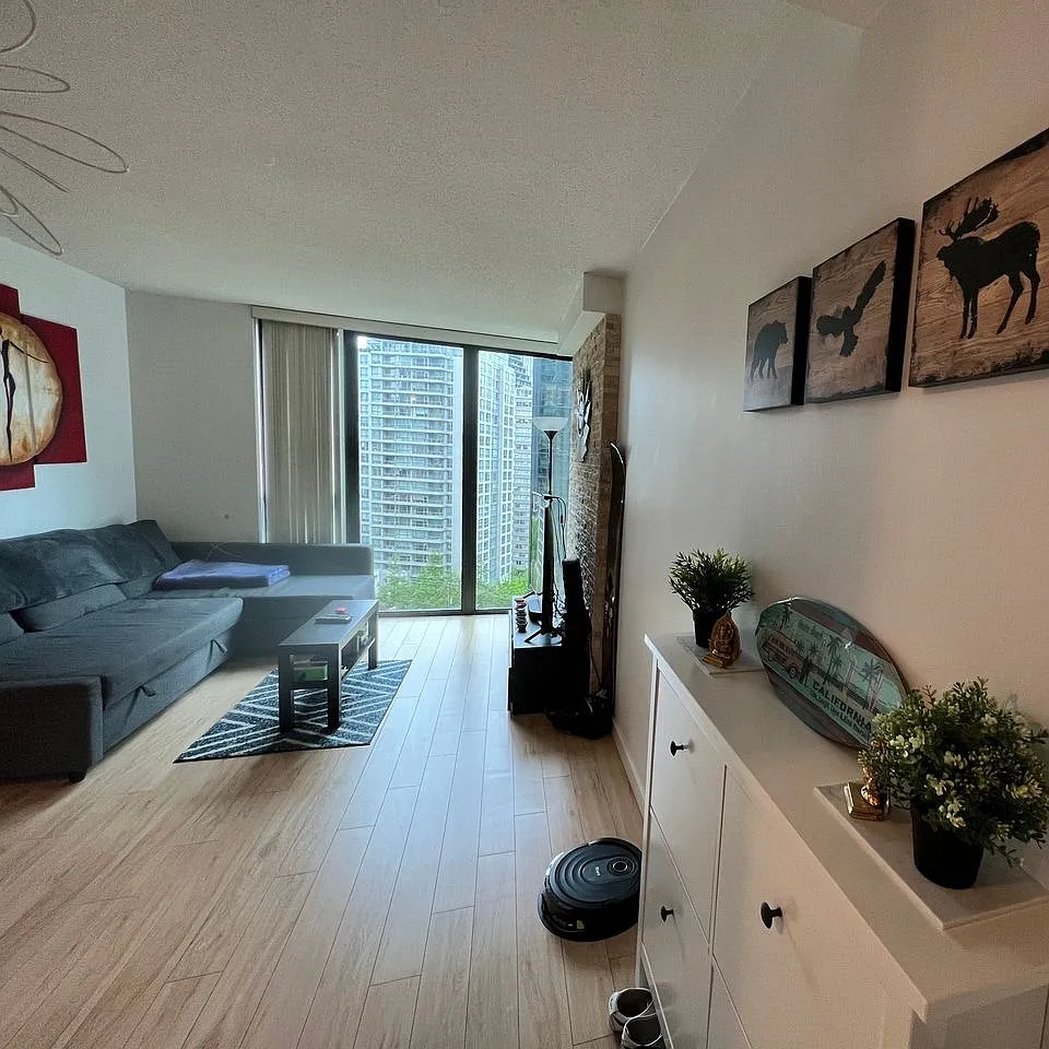 1 bed, 560 sqft, $2,400 — Photo 2