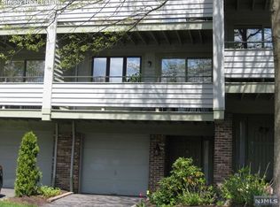 96 Meadow View Ct, Leonia, NJ 07605