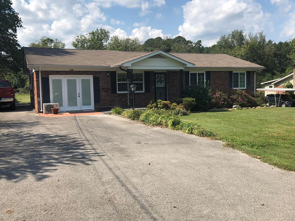 Great ranch style house with large double carpet attached to