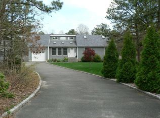 6 Calendar Rd, Manorville, NY