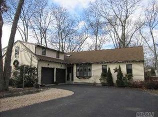 90 N Howells Point Rd, Bellport, NY 11713