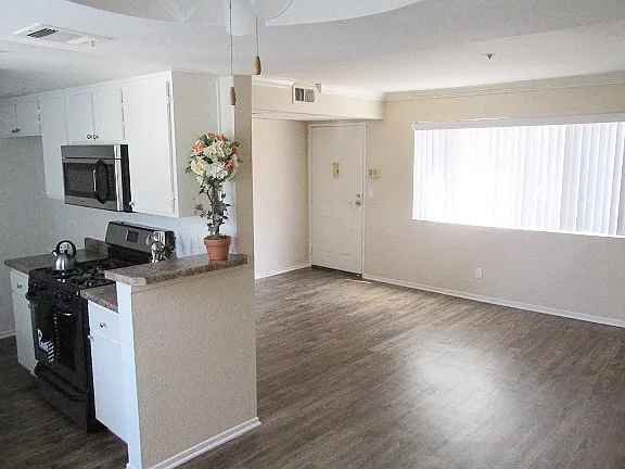 Warner Courtyard Apartments — Photo 9